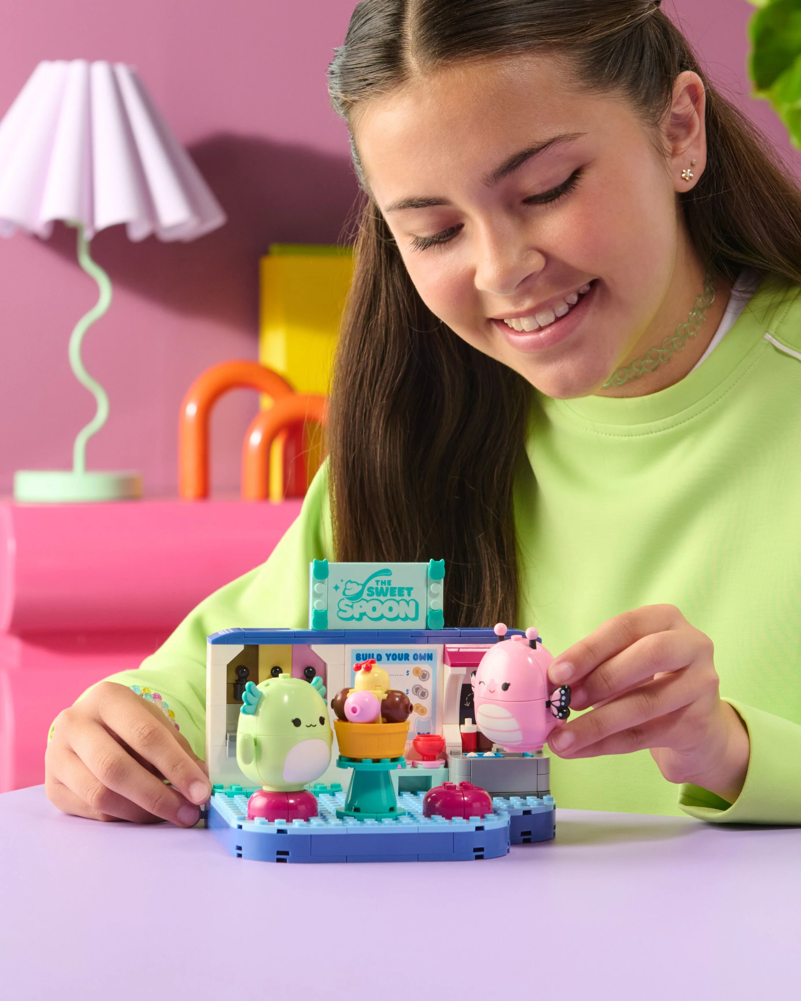 Squishmallows Frozen Yogurt Fun with Andreina & Mipsy Building Set - Image 2