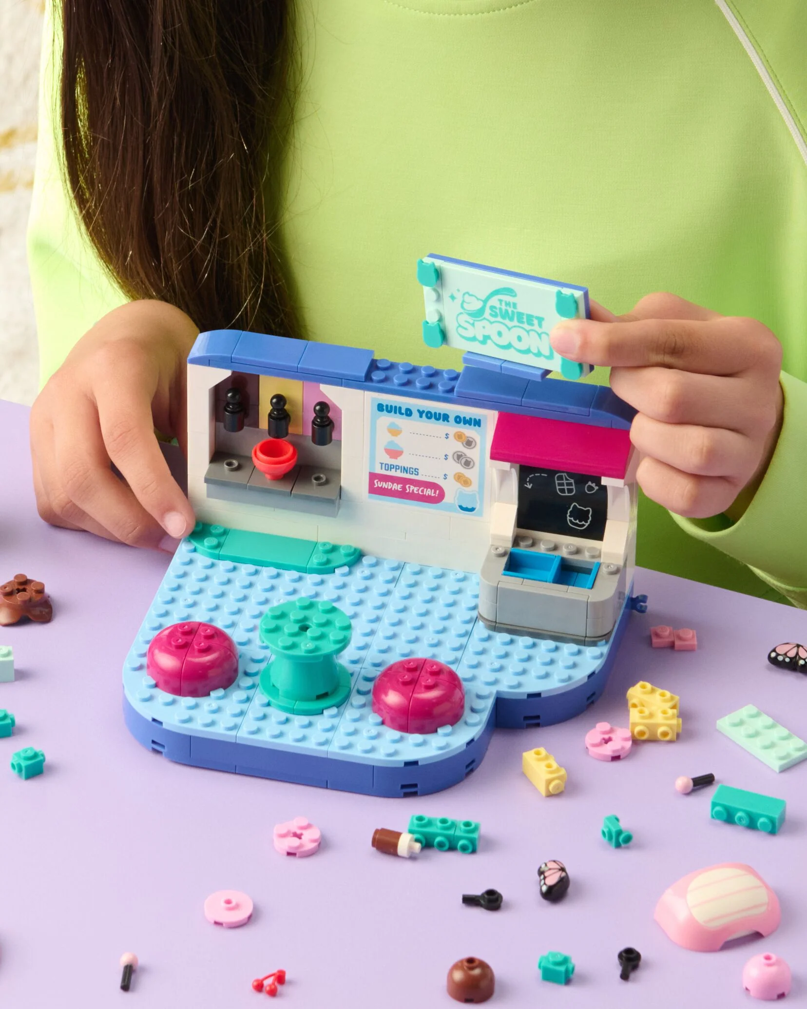 Squishmallows Frozen Yogurt Fun with Andreina & Mipsy Building Set - Image 3