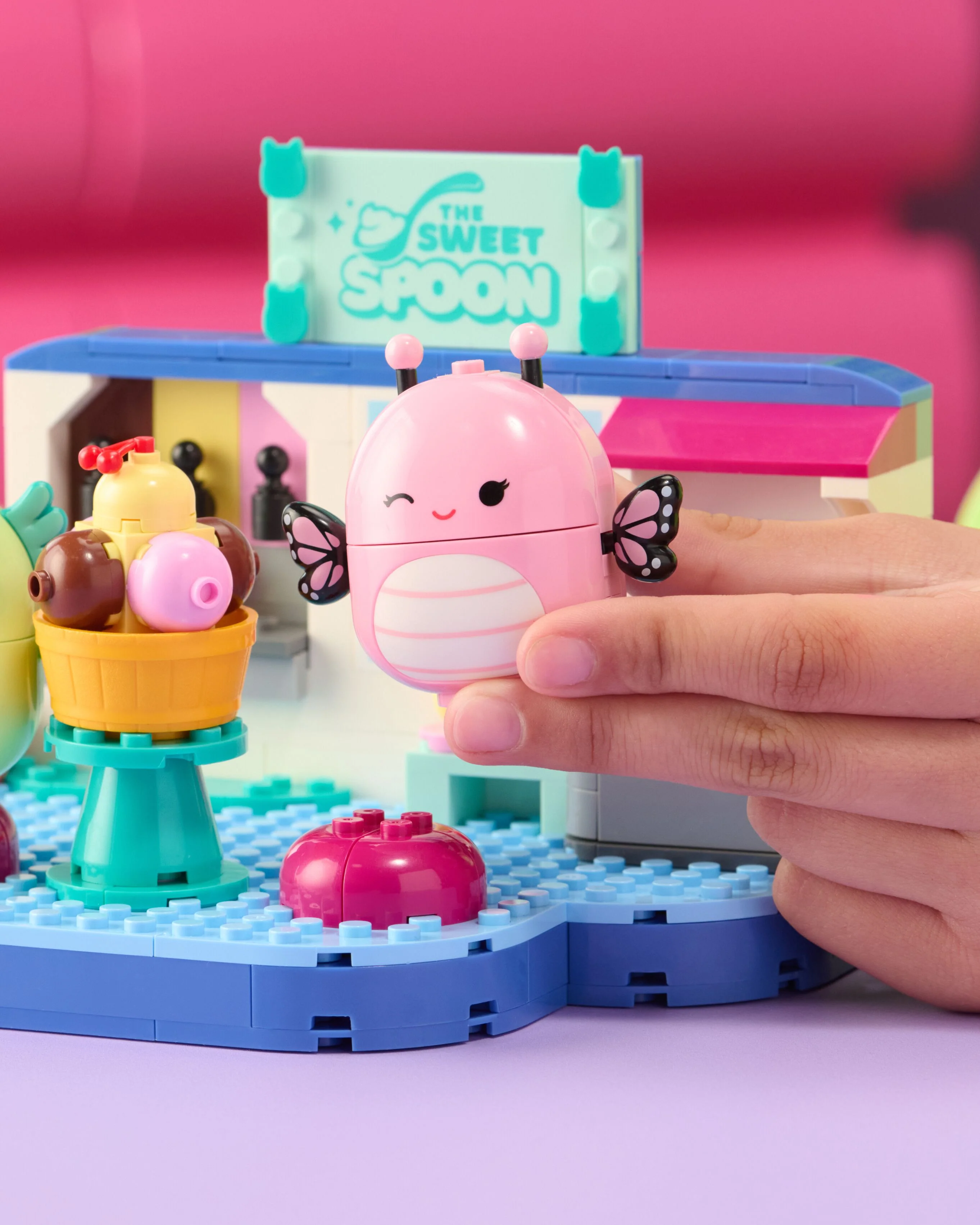 Squishmallows Frozen Yogurt Fun with Andreina & Mipsy Building Set - Image 5