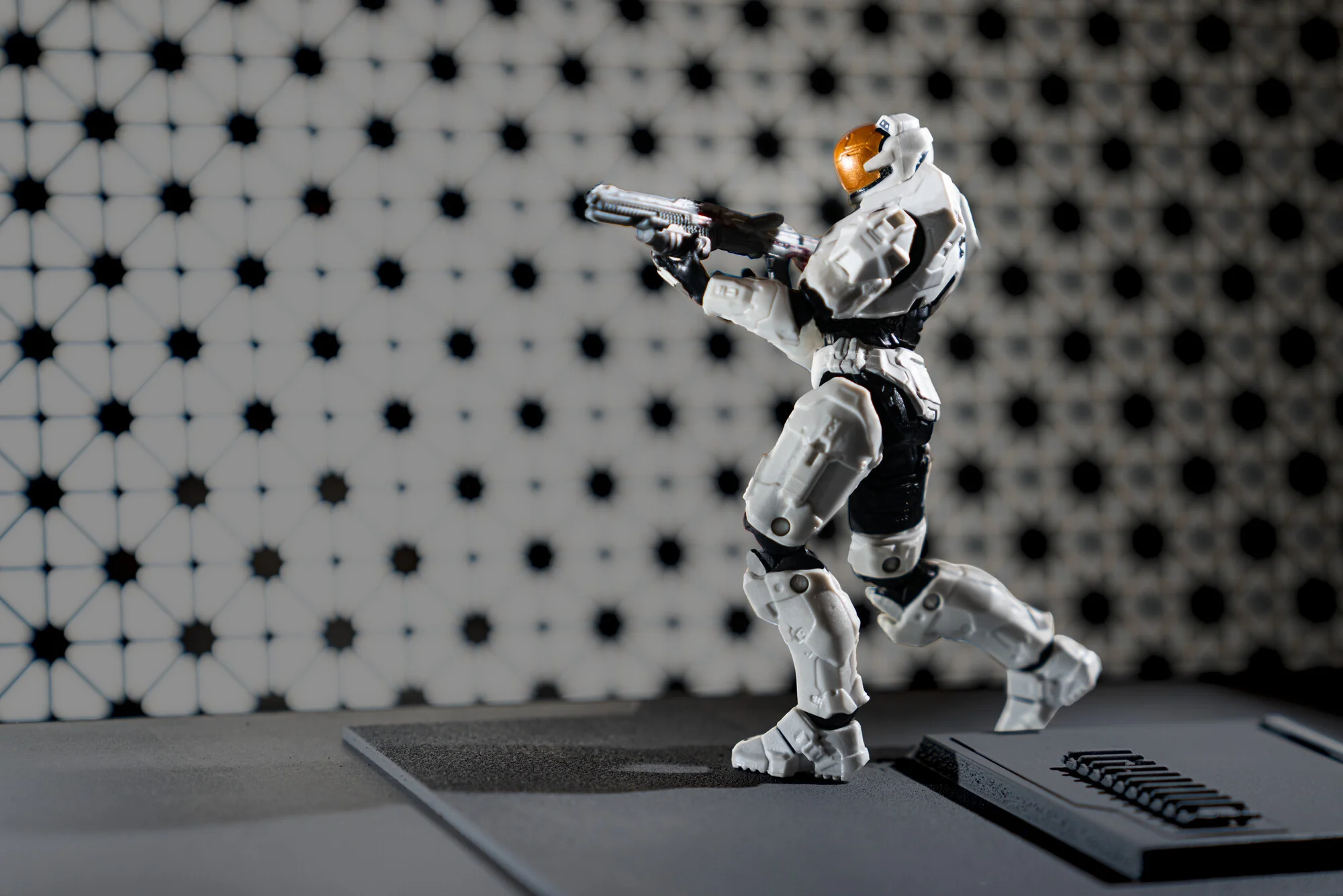 Halo Kelly-087 - Deluxe 4-Inch Articulated Figure with “Oathsworn” Shotgun - Image 5