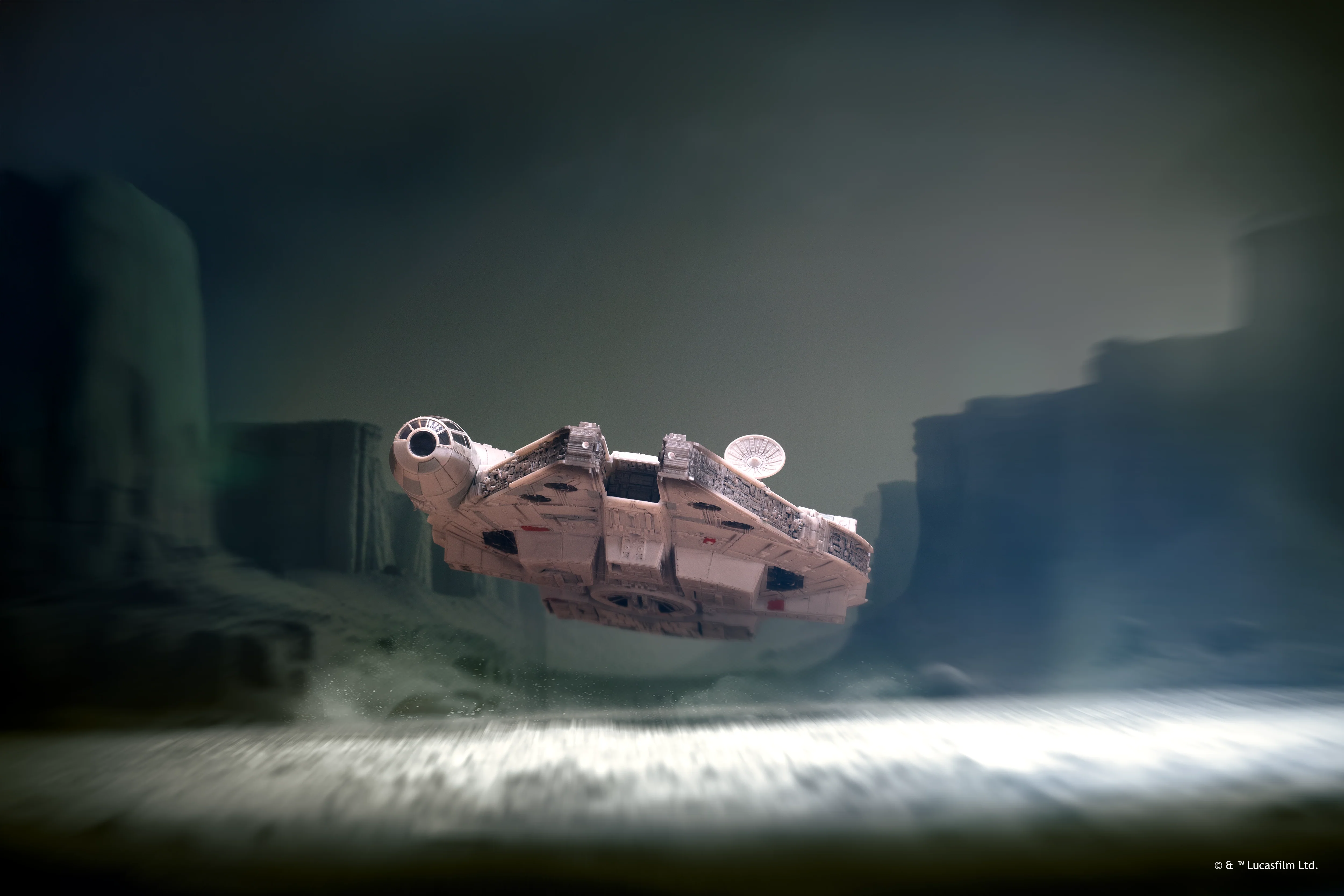 STAR WARS Micro Galaxy Squadron Millennium Falcon - Image 4